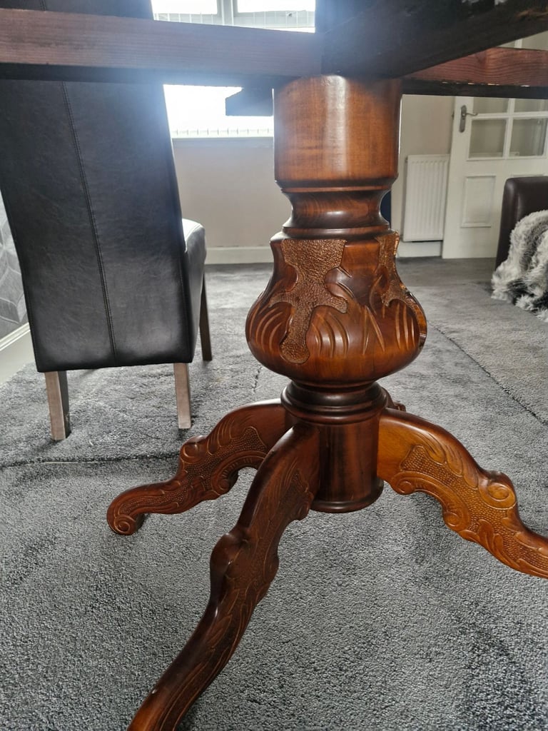 Dining table and 6 chairs 