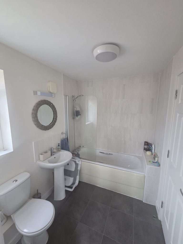 3 Bedroom Semi-Detached house with garage to rent