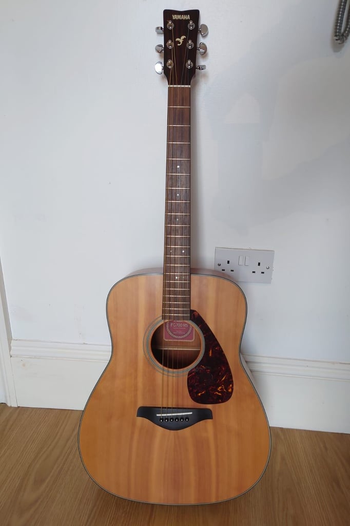 Yamaha FG700MS Solid Top Acoustic guitar with gigbag