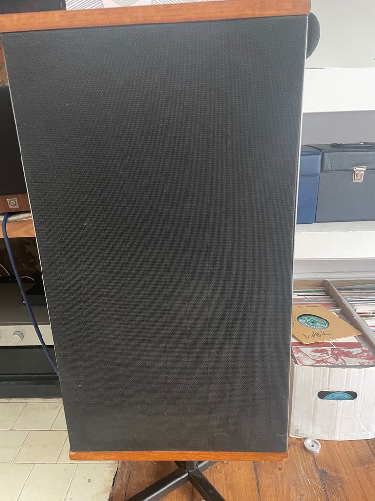 B&W DM2 series II floorstanding speakers