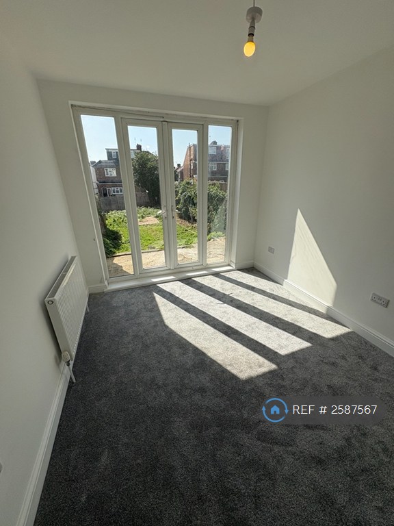 5 bedroom house in Wakemans Hill Avenue, London, NW9 (5 bed) (#2587567)