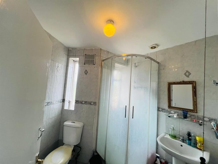 3 bedroom flat in Green Lane, Hounslow