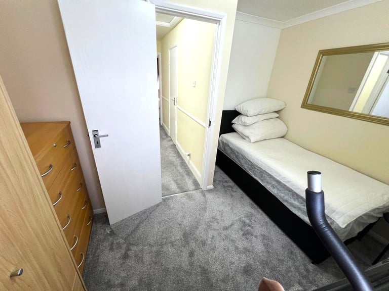 Excellent condition 2 bedrooms 2 receptions terrace house in woodford Green, ilford