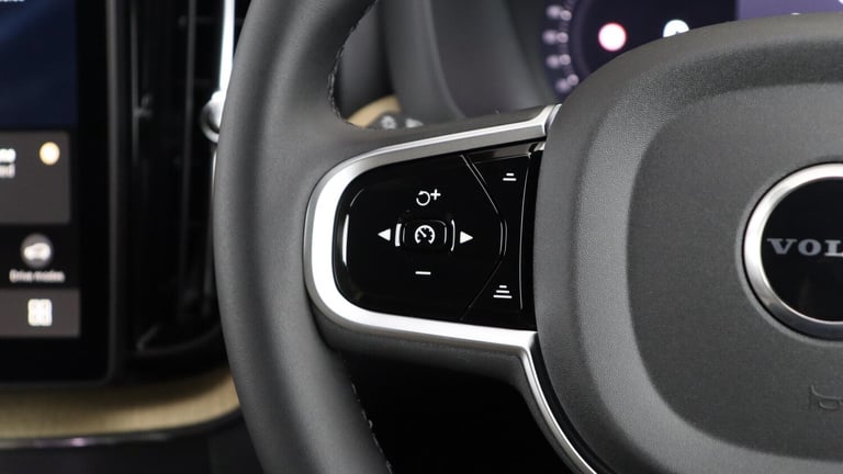  Volvo XC60 T6 AWD PHEV Plus Dark (360 Camera, Harman/Kardon, Adaptive Cruise) Petrol/Electric Hy...