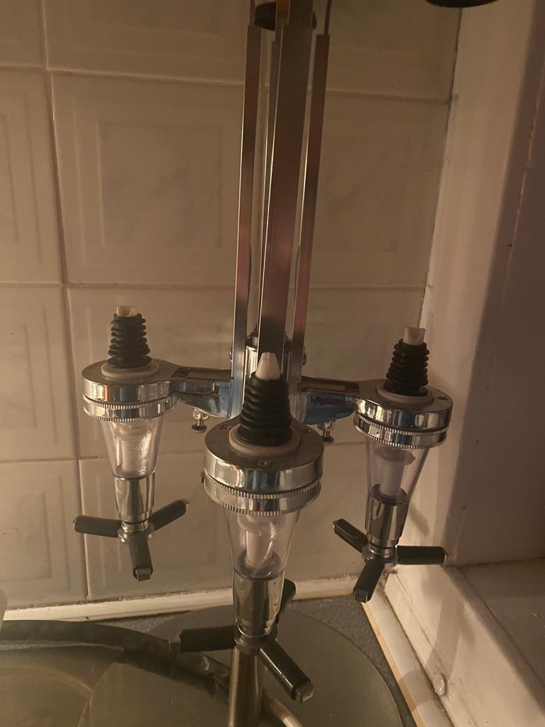 Gantry drinks dispenser 