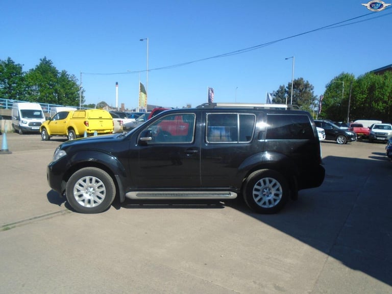 NISSAN PATHFINDER 2.5 dCi Tekna Black Manual Diesel 2011