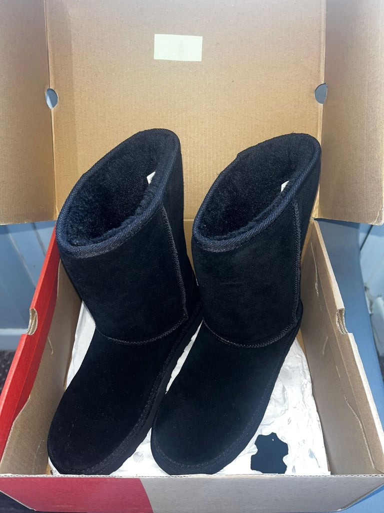 Size 4 black boots 