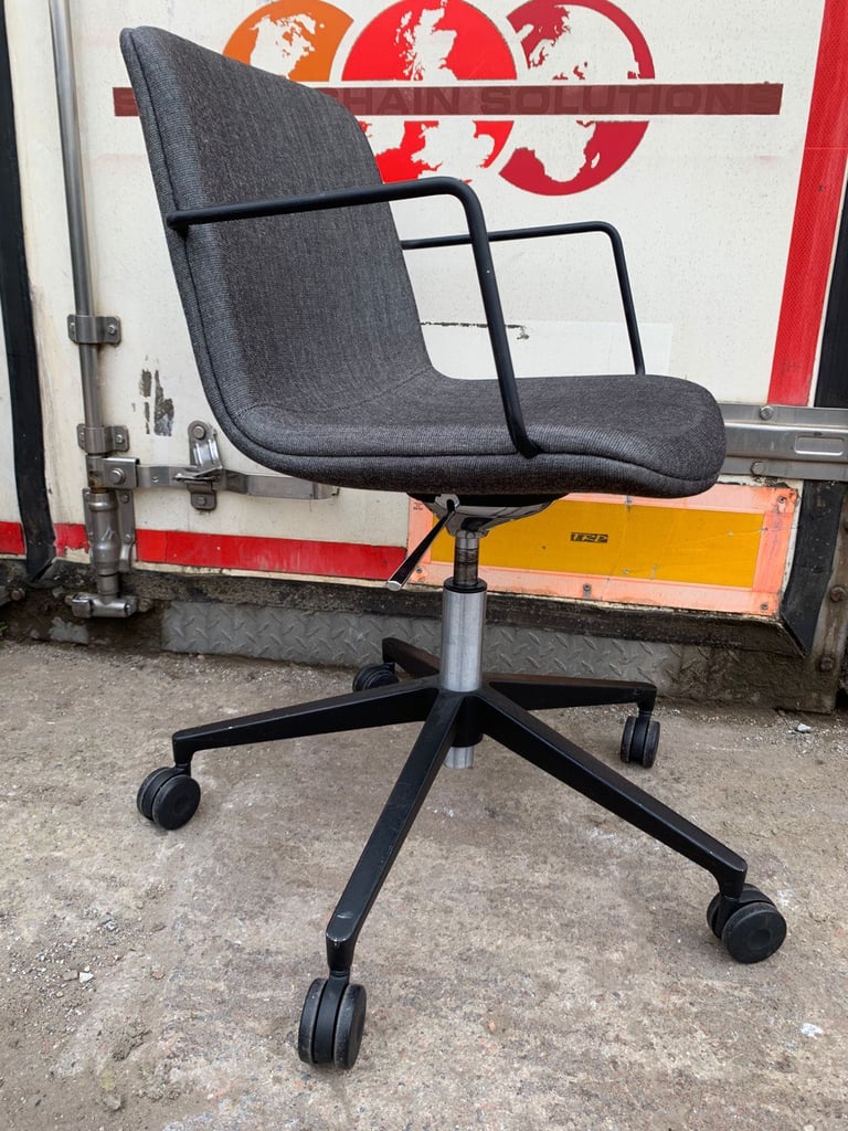 Vitra Mynt office chair with a gray upholstered seat and black base in excellent condition ()