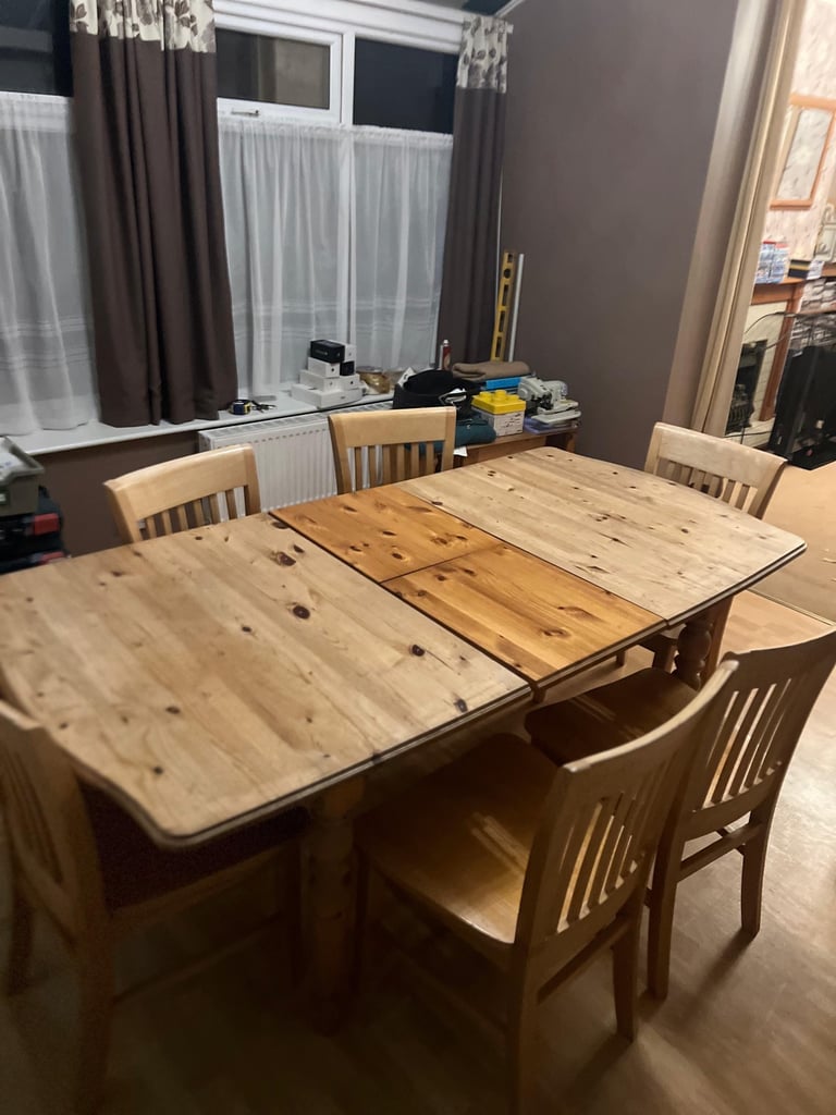 Dinning table with 6x chairs for £130(we can deliver)