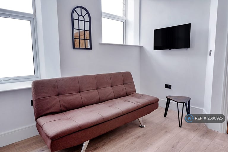 1 bedroom flat in Tudor House, Brighouse, HD6 (1 bed) (#2680925)