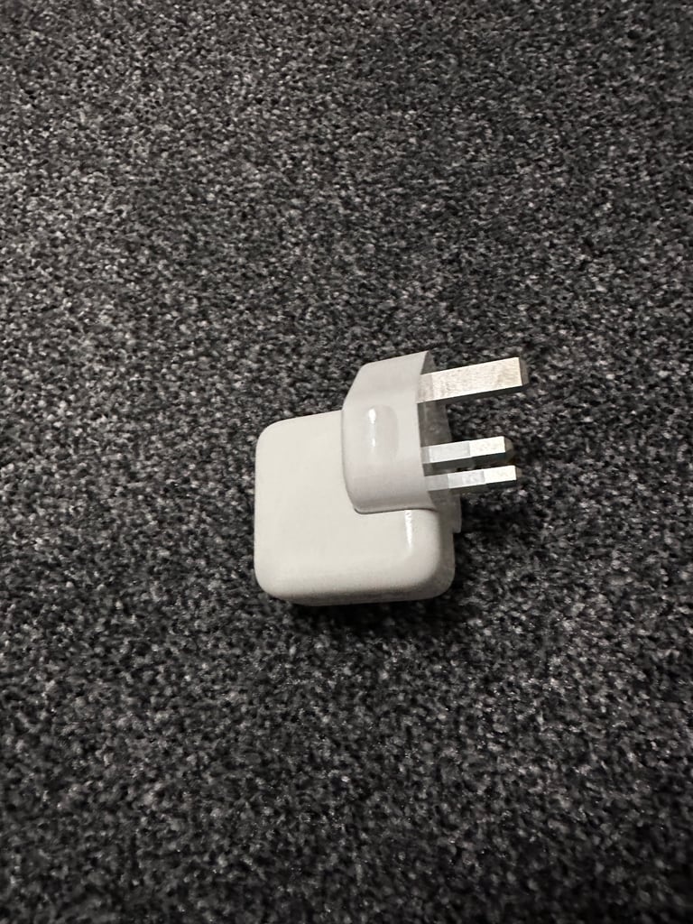 Genuine 10W Apple power adapter with UK and EU plugs