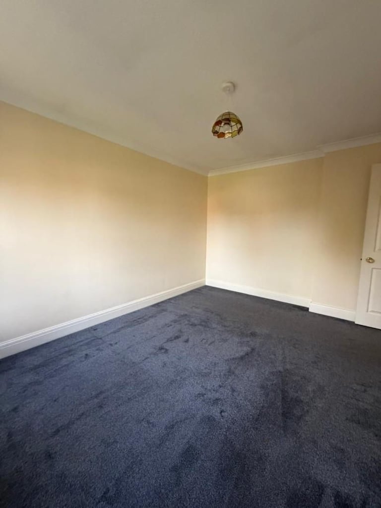 5 BEDROOM DETACHED HOME IN WINDSOR