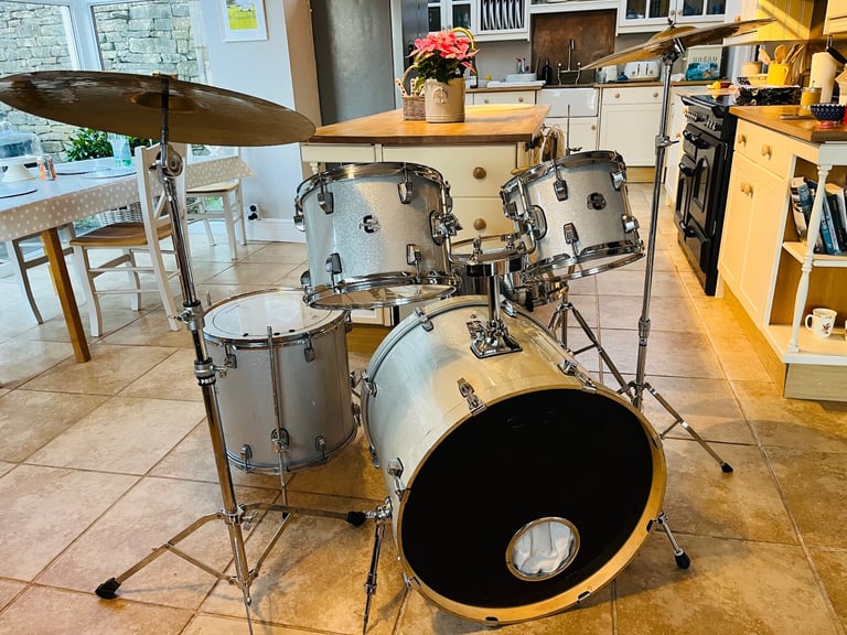Ludwig Drum Kit with Cymbals and Stands 