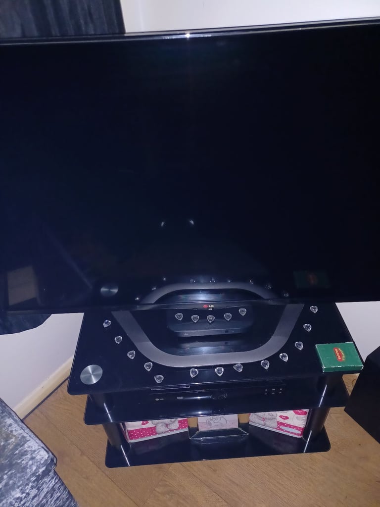 LG SMART 3D 50 INCH TV AND REMOTE 