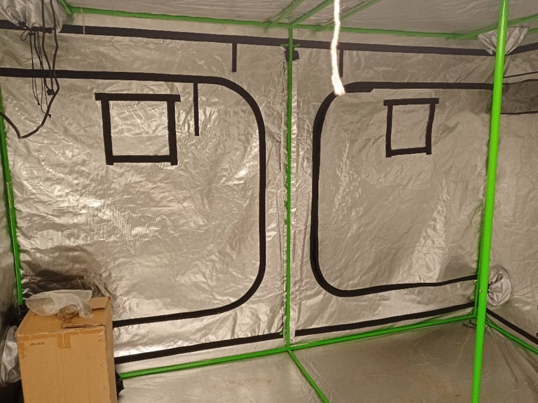Hydroponics grow tent 