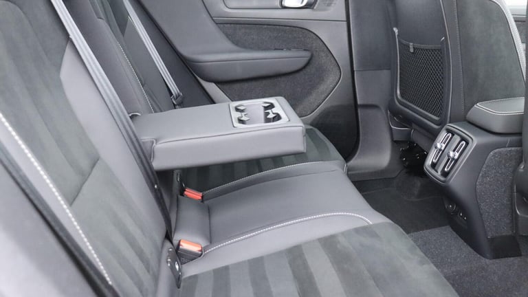 2025 Volvo XC40 B4 (P) Ultra Dark (Sunroof, Pilot Assist, 21' Alloys, BLIS) ESTATE Petrol/Electri...