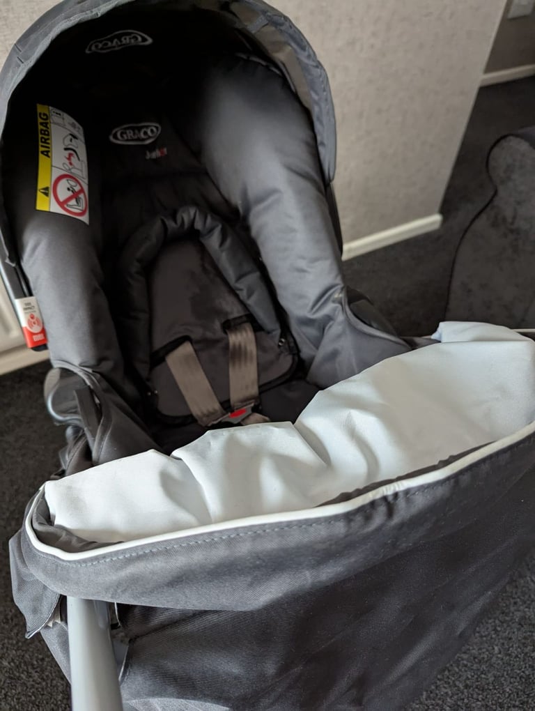 Graco Travel Puschair + Car seat + accessories 