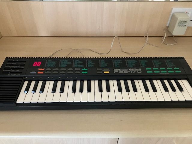 Yamaha PortaSound PSS-170 electronic keyboard 