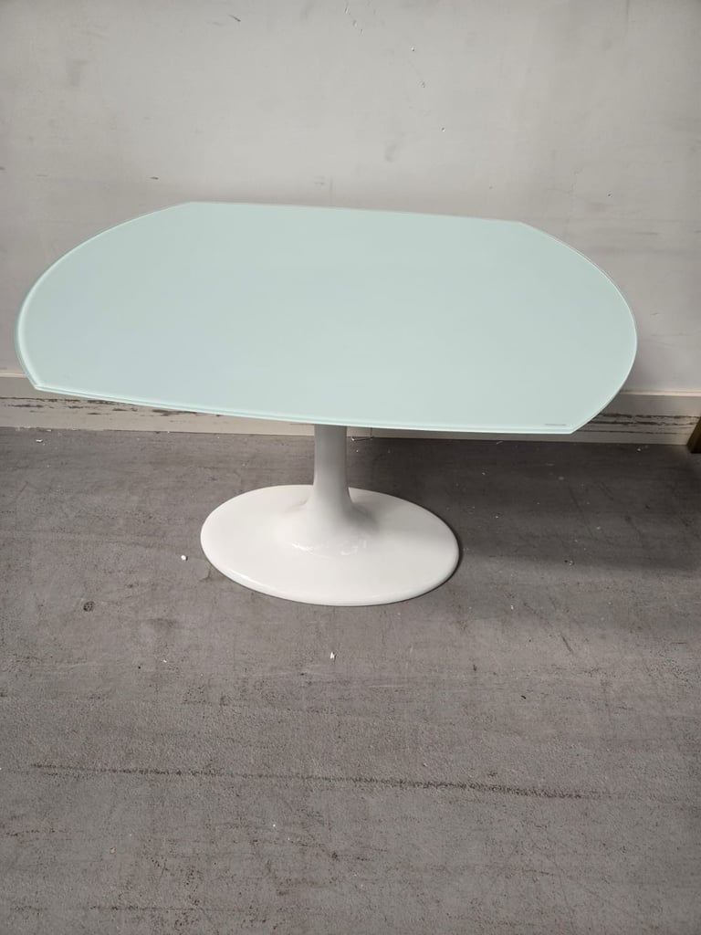 Extendable glass table