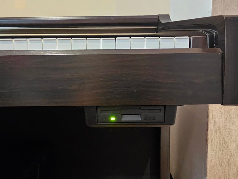 Yamaha Clavinova CVP-205 in Rosewood with Yamaha Bench