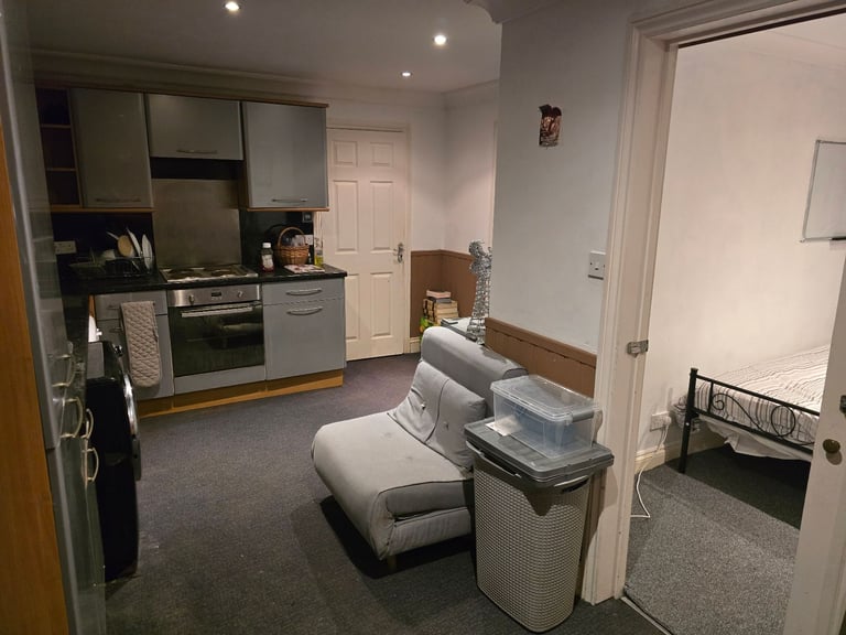 Lovely Room & Flat to rent Highworth Swindon