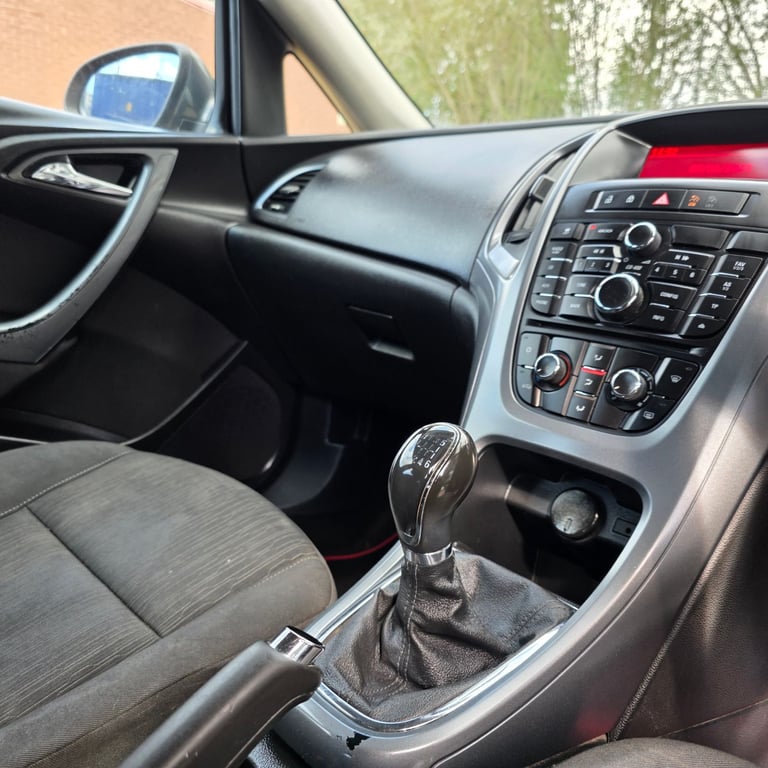 VAUXHALL ASTRA J DESIGN FACELIFT MODEL 1.7 DIESEL 110 BHP YEAR 2014 £20 ROAD TAX PER YEAR HPI CLEAR!