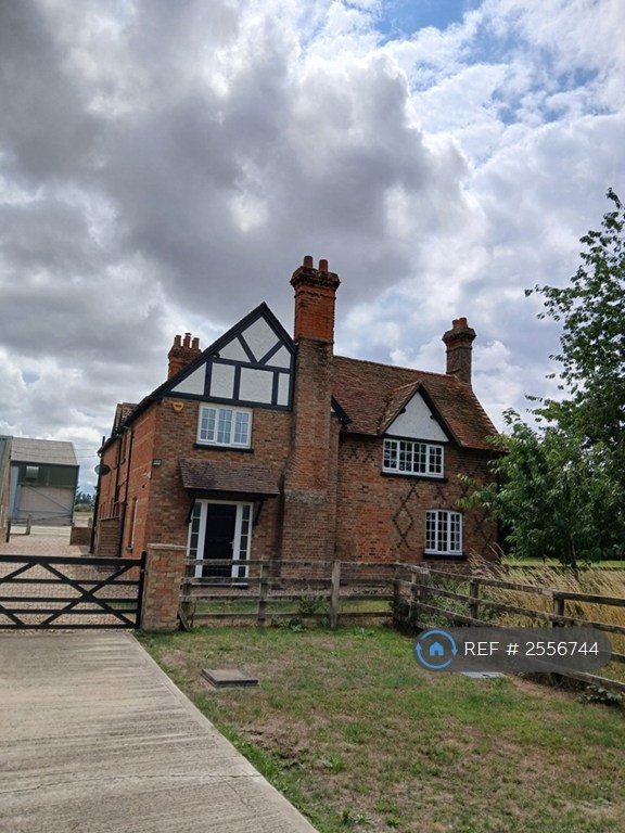 4 bedroom house in Ledburn Farmhouse, Ledburn, Leighton Buzzard, LU7 (4 bed) (#2556744)