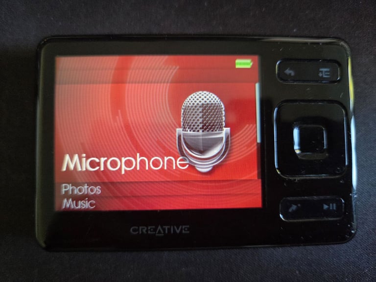 Creative Zen 8GB Black MP3 FM Radio Audio Video Player + Accessories Bundle