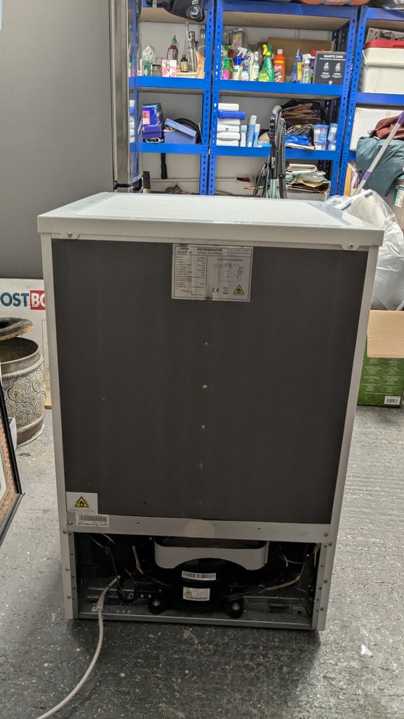 Great under-counter fridge - clean and in perfect working order