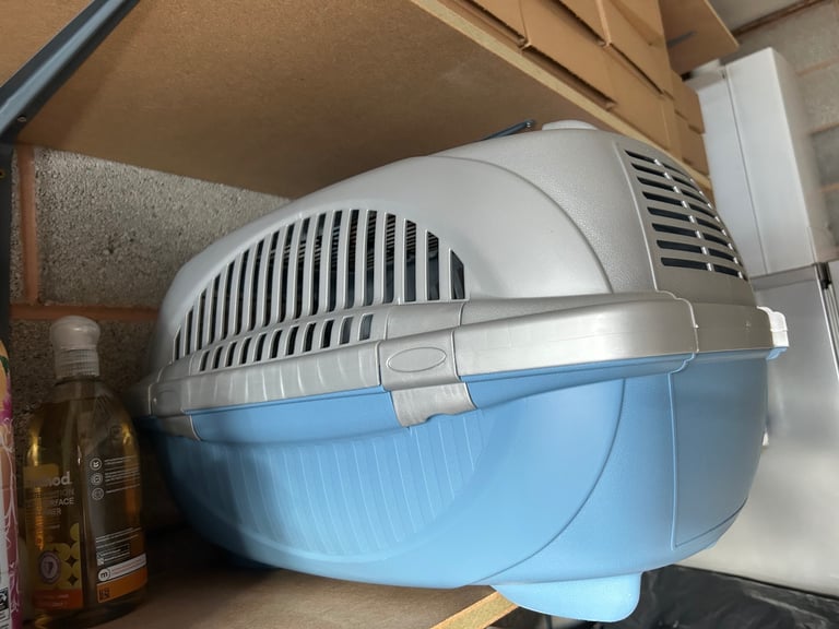 Hard plastic pet carrier