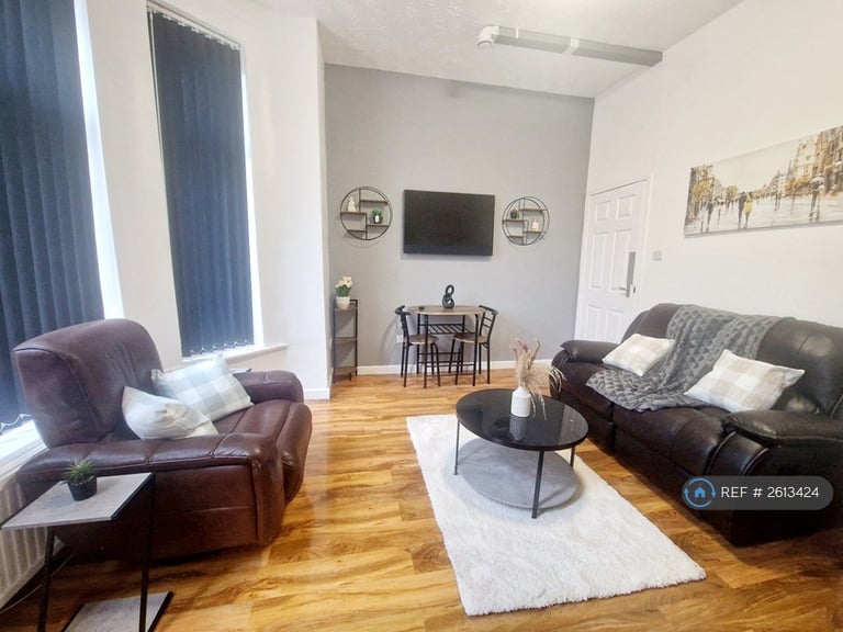 3 bedroom flat in Polygon Road, Manchester, M8 (3 bed) (#2613424)