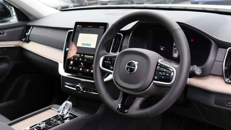 2025 Volvo XC90 B5 (P) AWD Plus Dark (Harman Kardon Sound, 360 Camera, Apple CarPlay, BLIS) ESTAT...