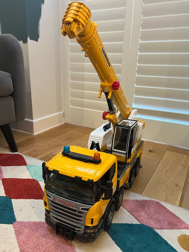 Crane truck toy