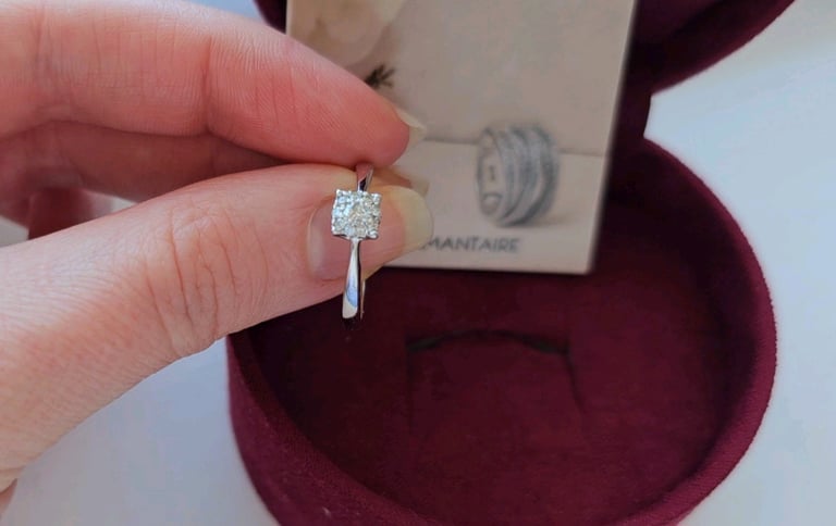 Real NATURAL MINED DIAMOND ENGAGEMENT ring 9ct white gold