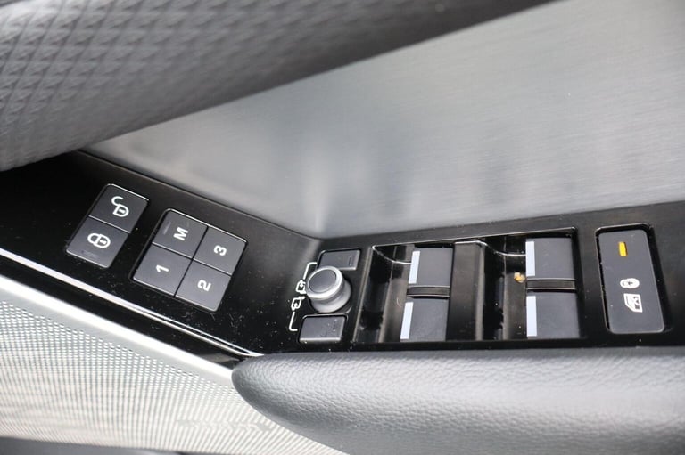 LAND ROVER RANGE ROVER VELAR 2.0 D240 R-Dynamic SE Auto 4WD Euro 6 (s/s) 5dr