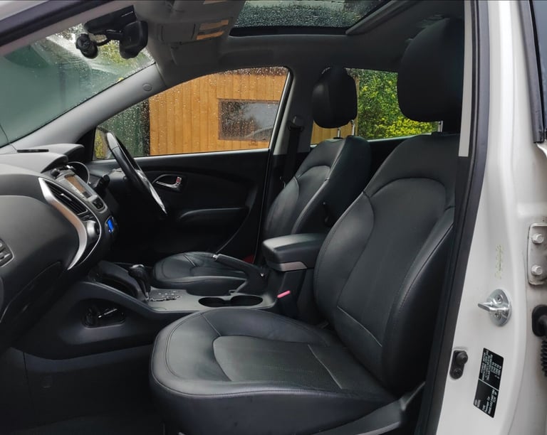 Hyundai IX35 Premium 2.0CRDI 4X4 with AUTO GEARBOX, FULL SERVICE HISTORY