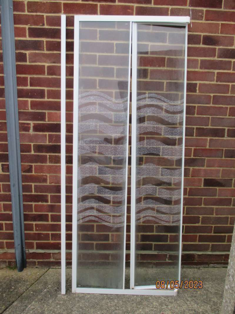  Corner Entry Shower doors made of toughened glass 