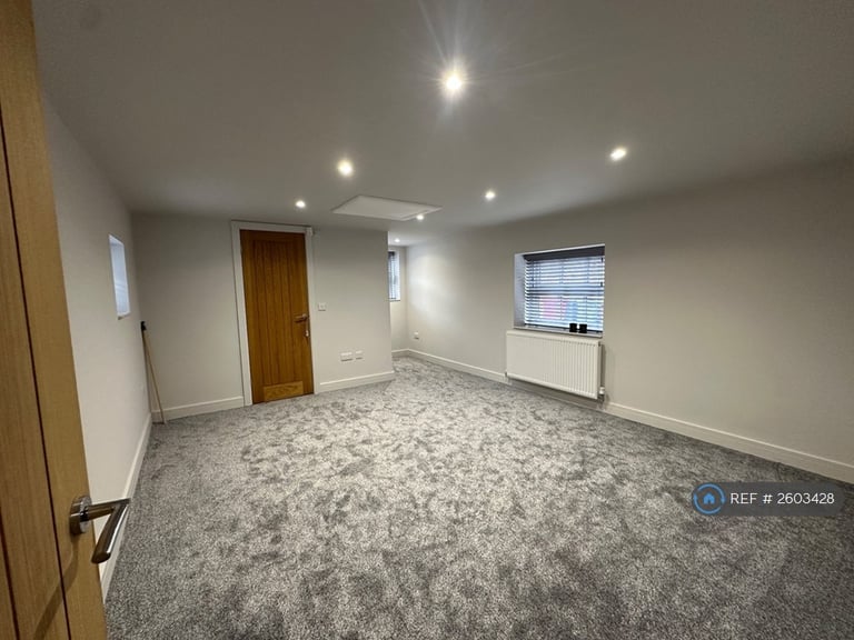 3 bedroom flat in High Street, Worksop, S80 (3 bed) (#2603428)