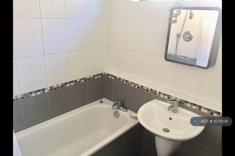 1 bedroom flat in Balham, London, SW12 (1 bed) (#1071508)