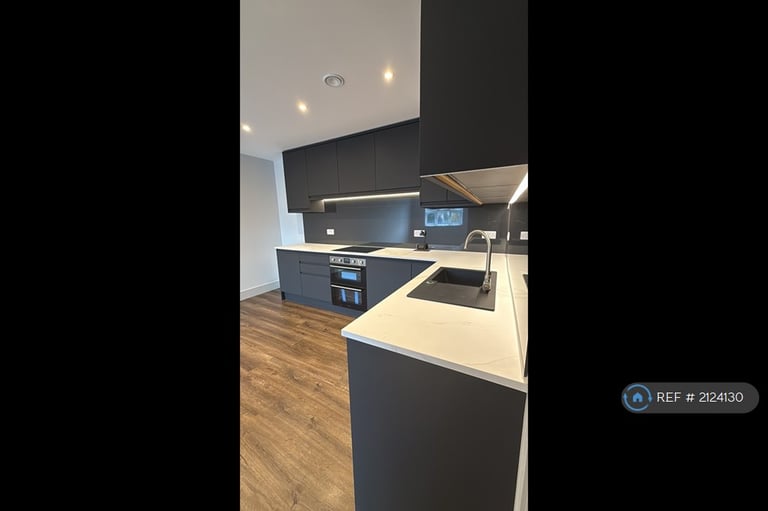 2 bedroom flat in Luton Road, Chatham, ME4 (2 bed) (#2124130)