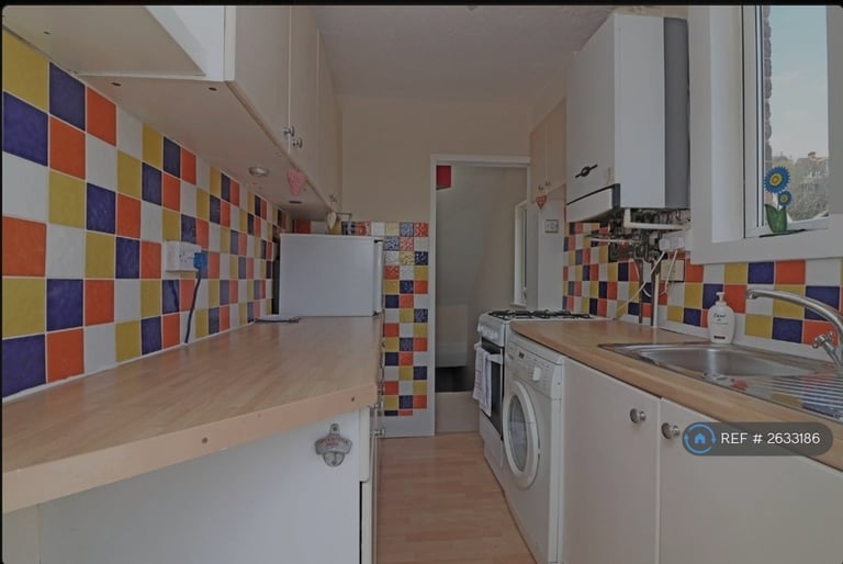 2 bedroom flat in Garlands Road, Redhill, RH1 (2 bed) (#2633186)