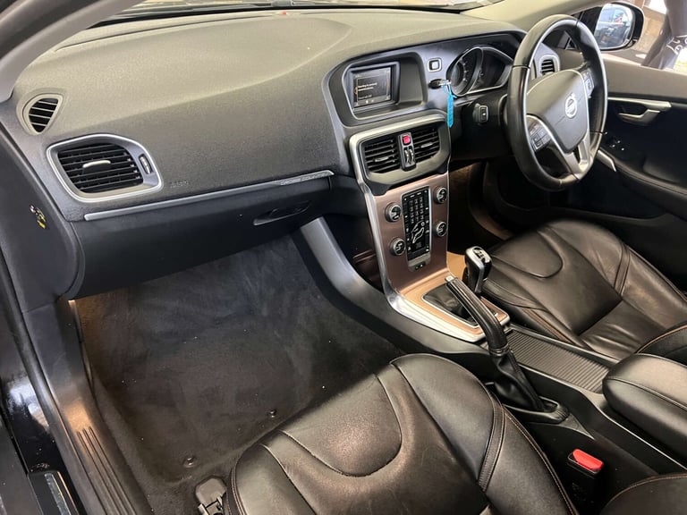 2015 Volvo V40 D2 [120] Cross Country Lux 5dr HATCHBACK DIESEL Manual