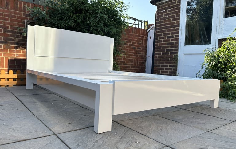 Lovely Julian Bowen Modern High Gloss 4ft6 Double Size Bed Frame – Superb Condition