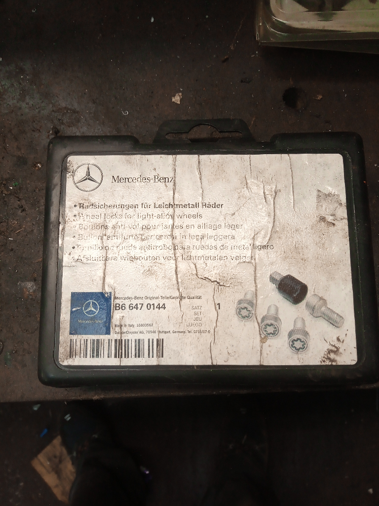 Mercedes locking wheel nut set 