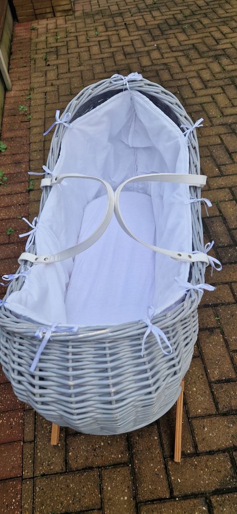 BABIES R US MOSES BASKET AND STAND. EXCELLENT CONDITION.
