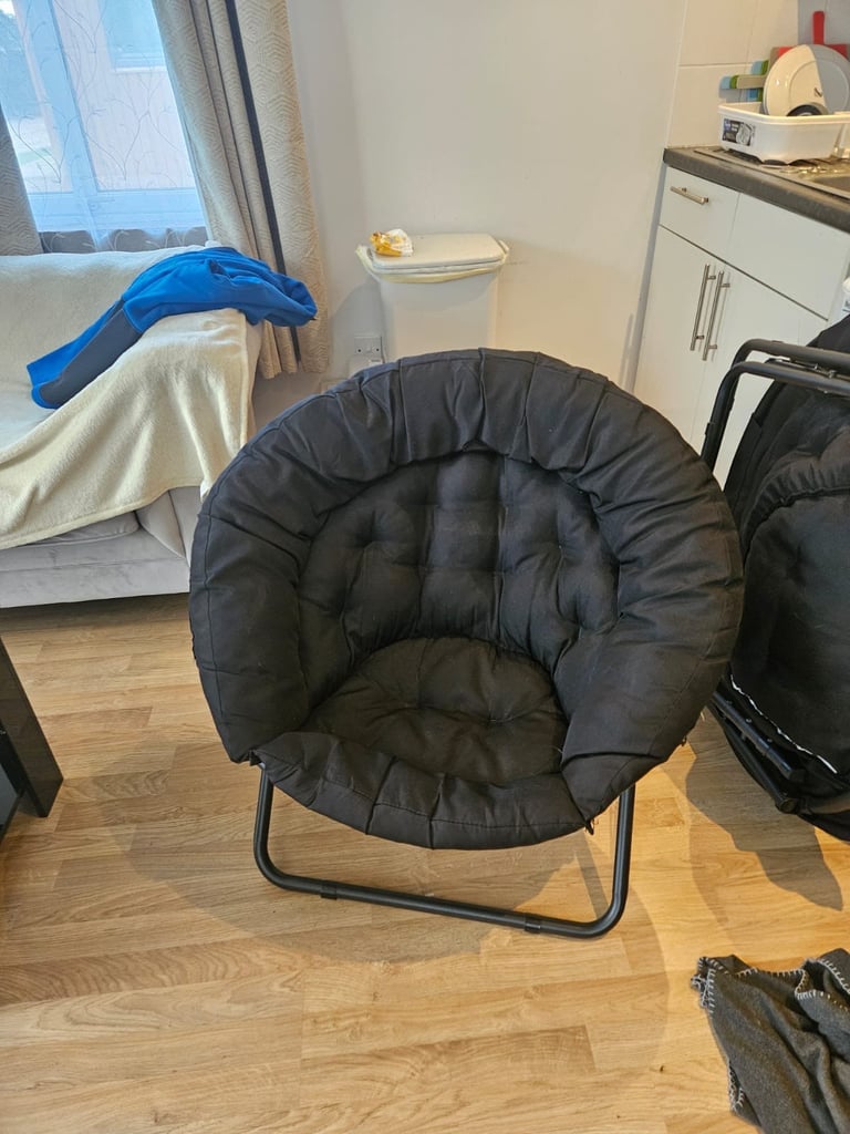 Folding lounge chairs x2