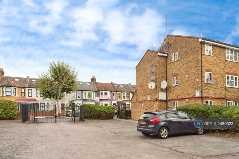 1 bedroom flat in Mill Court, London, E10 (1 bed) (#2489323)