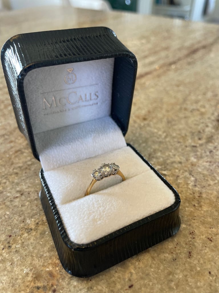 3 stone 0.9ct traditional engagement ring (real diamonds GIA Approved comes with documents)