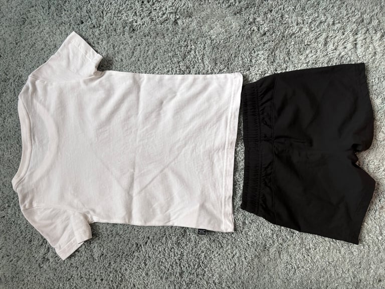 Puma T. Shirt and shorts set age 4-5 I’d say 3-4 yrs