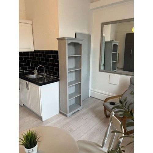 Self-Contained Studio flat on Shepherds Bush Road, Hammersmith, W6 7HP **Some Bills Inc**